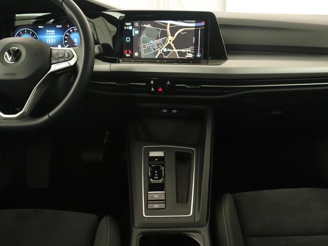 Volkswagen GOLF 1.5 eTSI Life | Stoelverwarming | Carplay | Massage | Adaptive cruise | Navigatie | Sfeerverlichting | Parkeerhulp | Full LED | Memory