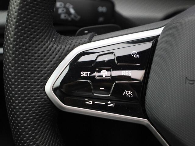 Volkswagen GOLF 1.5eTSI/150PK R Line Blackstyle DSG · Panoramadak · Camera + Parkeersensoren · Stoel- & stuurverwarming · Garantie tot januari 2026