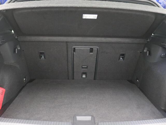 Volkswagen GOLF 1.5 eTSI R-Line Business 130PK DSG Matrix-LED Verlichting, Pano-Schuifdak, Black Style, 3-zone Clima, Stoel-Stuurverwarming, Navi, 18" LM Velgen, Adaptieve Cruise Control, Achteruitrijcamera,
