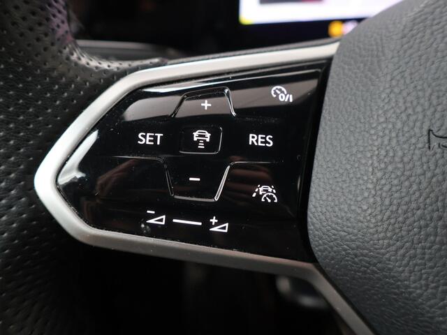 Volkswagen GOLF 1.5 TSI R-Line | 130 PK | Multifunctioneel stuurwiel | Adaptive Cruisecontrol | Parkeersensoren | R-line interieur |