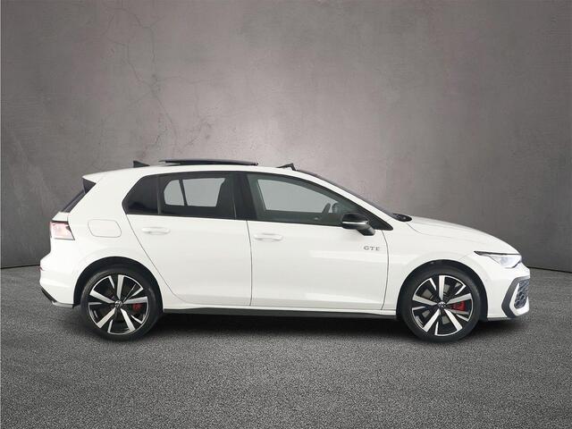 Volkswagen GOLF 1.5 eHybrid GTE 272pk DSG Automaat, Panoramadak, Trekhaak, Lederen bekleding, Stoelverwarming, Black style, Achteruitrijcamera, Elektrisch verstelbare stoel, Dodehoeksensor, Adaptief onderstel