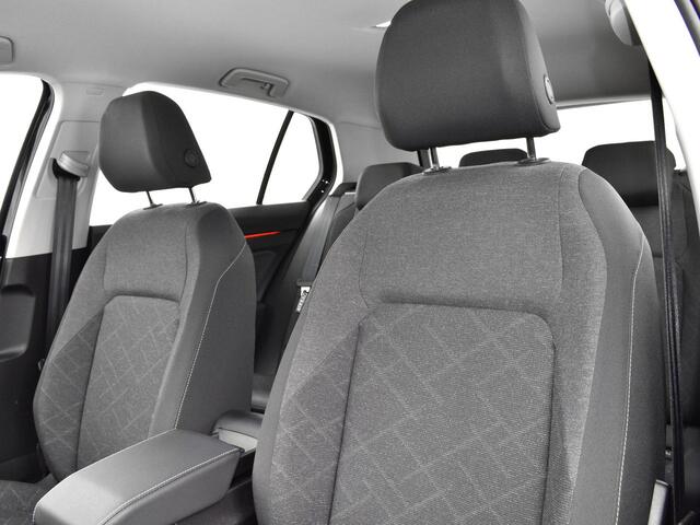 Volkswagen GOLF 1.0 eTSI 110pk DSG Life · Apple/Android Car Play · ACC · Climatronic · Draadloze Telefoonlader · P-Sensoren · Garantie t/m 11-01-2028 of 100.000km