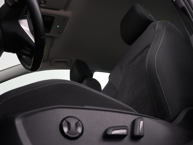 Volkswagen GOLF 1.5 eTSI Style | Park Assist | Massage | Navigatie | Carplay | Side Assist | Memory | Adaptive cruise | Full LED | DAB | Digital Cockpit