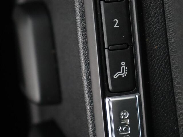 Volkswagen GOLF 1.5 eTSI Style | Park Assist | Massage | Navigatie | Carplay | Side Assist | Memory | Adaptive cruise | Full LED | DAB | Digital Cockpit