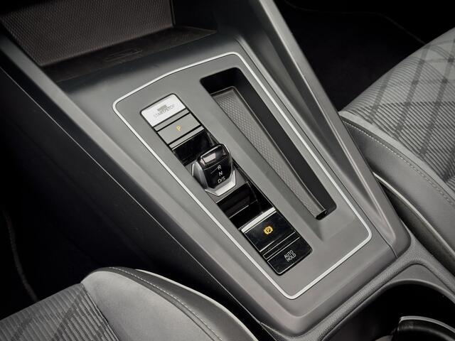 Volkswagen GOLF 1.5 eTSI AUT7 R-LINE PANODAK SPORT-INT NAVI DIGI-DASH APPLE-CARPLAY LED LMV PDC