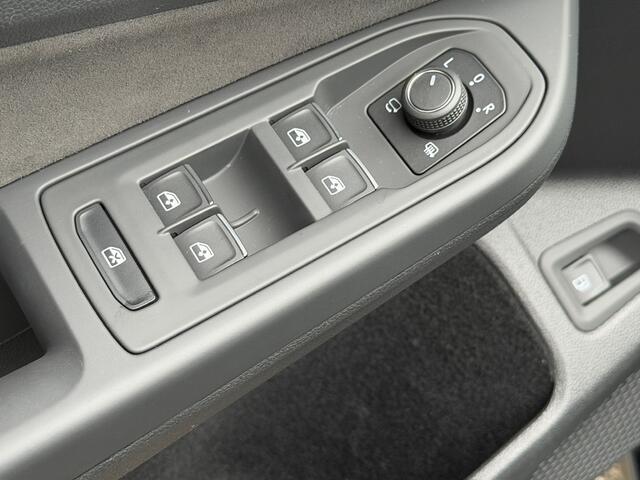 Volkswagen GOLF 1.5 eHybrid Style | Trekhaak | Camera | IQ light | Head up | Rijklaar incl. garantie