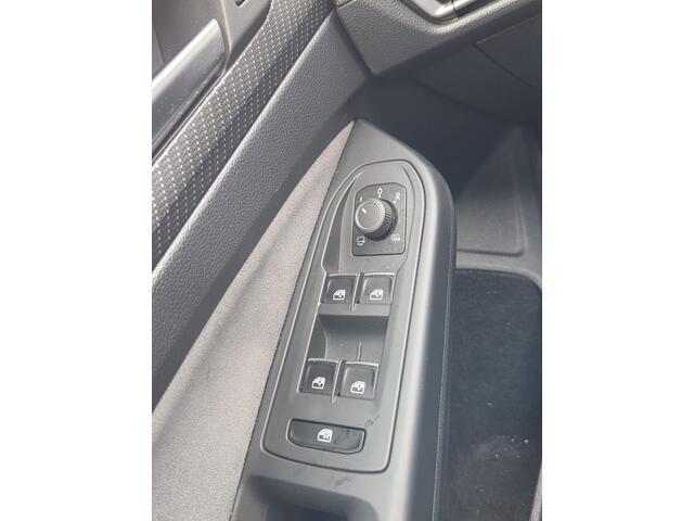 Volkswagen GOLF 1.5 eTSI R-Line Business+