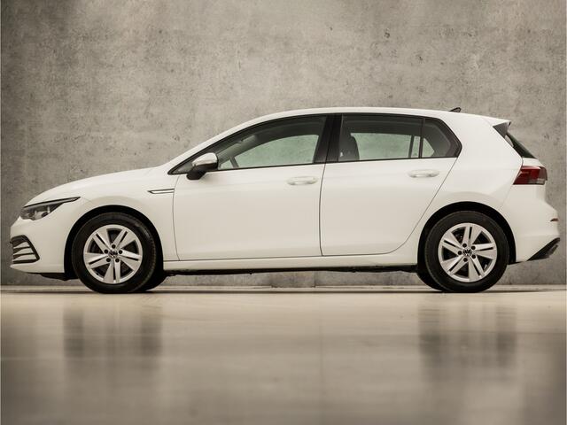 Volkswagen GOLF 2.0 TDI Golf (APPLE CARPLAY, GROOT NAVI, KEYLESS, SPORTSTOELEN, PARKEERSENSOREN, SFEERVERLICHTING, STUUR/STOELVERWARMING, LM VELGEN, NIEUWE APK, NIEUWSTAAT)