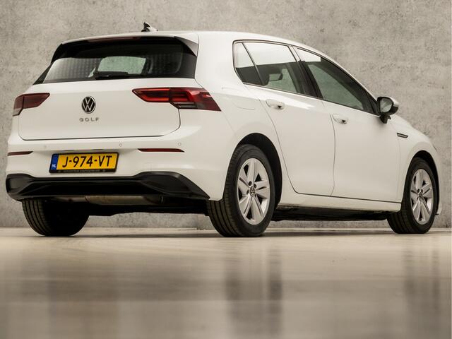 Volkswagen GOLF 2.0 TDI Golf (APPLE CARPLAY, GROOT NAVI, KEYLESS, SPORTSTOELEN, PARKEERSENSOREN, SFEERVERLICHTING, STUUR/STOELVERWARMING, LM VELGEN, NIEUWE APK, NIEUWSTAAT)