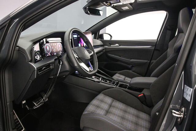 Volkswagen GOLF GTE 1.5 TSI eHybrid 272pk DSG Automaat Trekhaak, 360 camera, Panoramadak, Black Style, Adaptive cruise control, Navigatie, Achteruitrijcamera