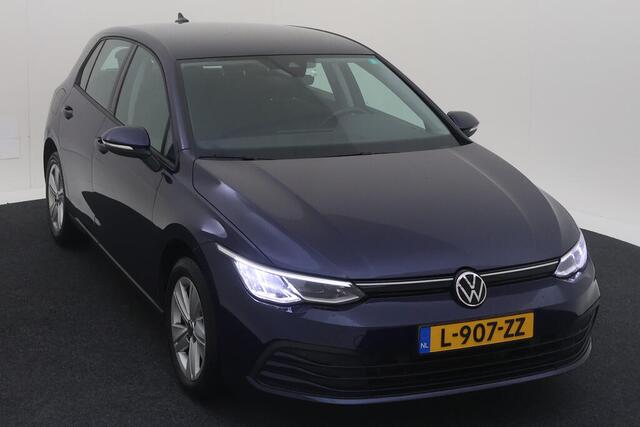 Volkswagen GOLF 1.0 TSI Life / Navigatie / Parkeersensoren V+A / Lichtmetaal 16 inch / App connect /