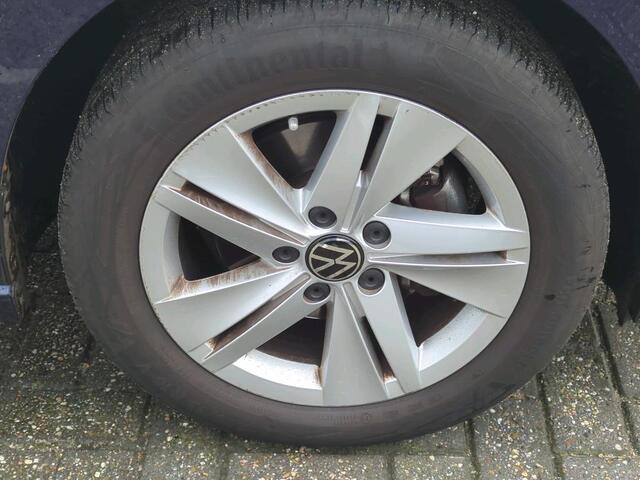 Volkswagen GOLF 1.0 TSI Life / Navigatie / Parkeersensoren V+A / Lichtmetaal 16 inch / App connect /