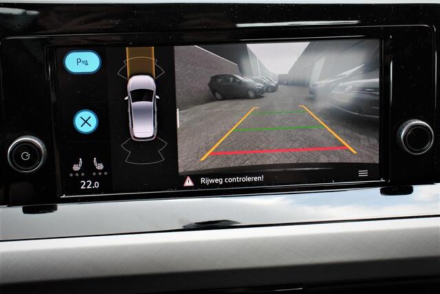 Volkswagen GOLF 1.5 TSI 130pk Life Navigatie Climate control Camera Parkeer sensoren Virtual Cockpit Stoel en Stuur verwarming