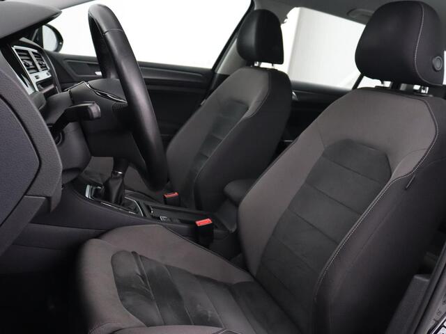 Volkswagen GOLF 1.5 TSI Comfortline Business | Trekhaak | Stoelverwarming | Massage | Carplay | Navigatie | Parkeerhulp | Adaptive cruise | Climate control | LED | Bluetooth