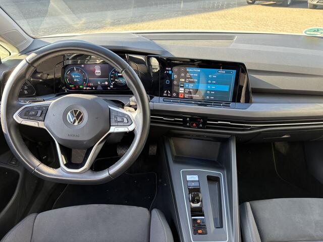 Volkswagen GOLF 1.4 eHybrid Style / Trekhaak/ Allseasonbanden / Egonomische Stoelen / Stoelverwarming