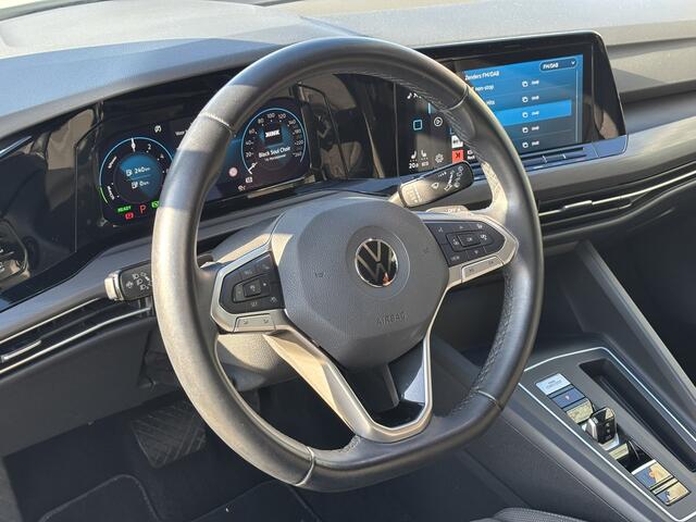 Volkswagen GOLF 1.4 eHybrid Style / Trekhaak/ Allseasonbanden / Egonomische Stoelen / Stoelverwarming