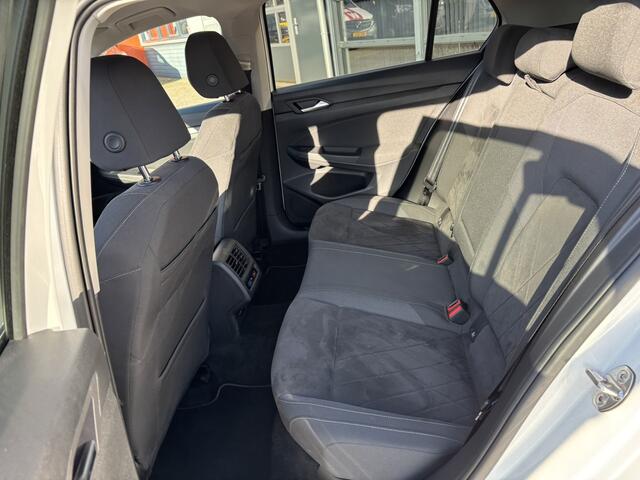 Volkswagen GOLF 1.4 eHybrid Style / Trekhaak/ Allseasonbanden / Egonomische Stoelen / Stoelverwarming