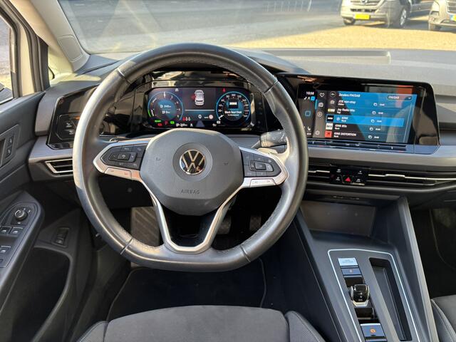 Volkswagen GOLF 1.4 eHybrid Style / Trekhaak/ Allseasonbanden / Egonomische Stoelen / Stoelverwarming