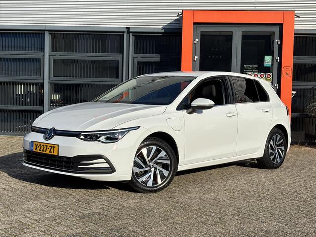 Volkswagen GOLF 1.4 eHybrid Style / Trekhaak/ Allseasonbanden / Egonomische Stoelen / Stoelverwarming