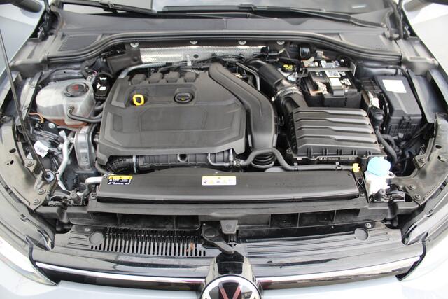 Volkswagen GOLF 1.5-150pk TSI Highline. Erg nette, sportieve en goed onderhouden VW Golf ! Slechts 41.000km ! Autm. airco dual, digitaal dashb., adapt. cruise cntrl, navigatie, tel. voorb., trekhaak + afn. kgl, IQ lights, LM wielen, elektr. panoramadak, stoel- en stuurv