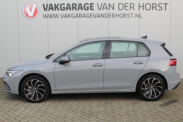 Volkswagen GOLF 1.5-150pk TSI Highline. Erg nette, sportieve en goed onderhouden VW Golf ! Slechts 41.000km ! Autm. airco dual, digitaal dashb., adapt. cruise cntrl, navigatie, tel. voorb., trekhaak + afn. kgl, IQ lights, LM wielen, elektr. panoramadak, stoel- en stuurv