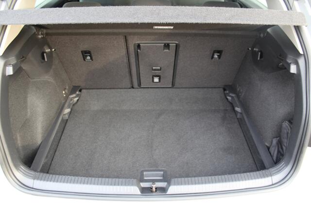 Volkswagen GOLF 1.5-150pk TSI Highline. Erg nette, sportieve en goed onderhouden VW Golf ! Slechts 41.000km ! Autm. airco dual, digitaal dashb., adapt. cruise cntrl, navigatie, tel. voorb., trekhaak + afn. kgl, IQ lights, LM wielen, elektr. panoramadak, stoel- en stuurv