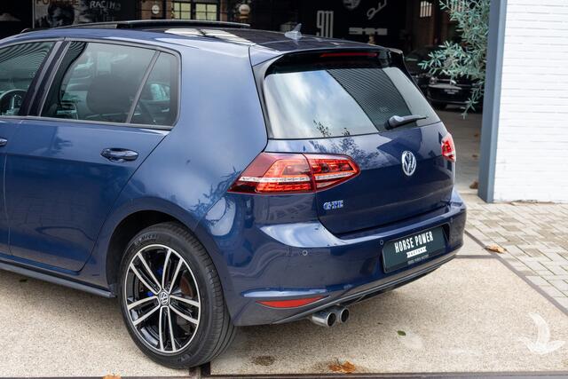 Volkswagen GOLF 1.4 TSI GTE Connected Series *Pano | ACC | Navi | Clima | Blindspot | Camera | Apple Carplay | Afn. Trekhaak | Stoelverwarming*