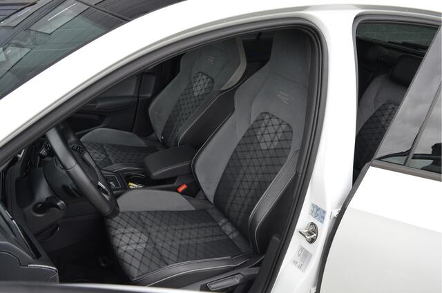 Volkswagen GOLF 1.5 eTSI R-Line | PANO | ACC | CARPLAY | SFEERVERLICHTING |