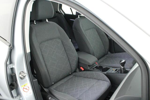 Volkswagen GOLF 1.5 TSI Comfortline Trekhaak Panoramadak Navigatie Stoelverwarming