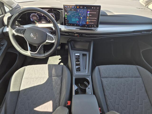 Volkswagen GOLF 8.5 1.5 e-TSI Life Edition Automaat / Apple CarPlay & Android Auto / Automaat / Achteruitrijcamera / DAB / Parkeersensoren Voor + Achter / Stuur & Stoelverwarming / Adaptieve Cruise Control / Keyless Entry / Digitale Cockpit / Zwarte Lichtmetalen wielen 