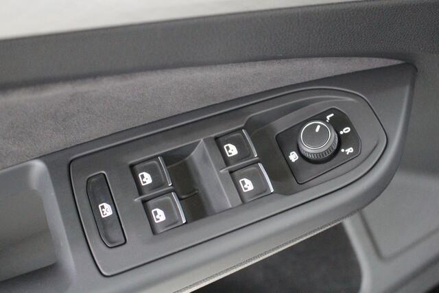 Volkswagen GOLF 1.0 eTSI Life Business DSG Navigatie | El. verstelbare best.stoel | Parkeercamera