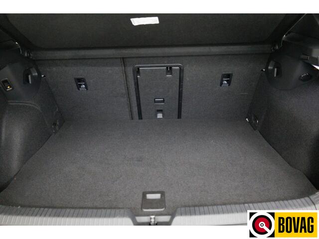 Volkswagen GOLF 1.5 eHybrid GTE Black Style 272 PK | IQ Led | Elec. trekhaak | Headup | Stoel- & stuurverw. | PDC V + A, Camera, App. connect, Navigatie, 131 KM actieradius (WLTP)