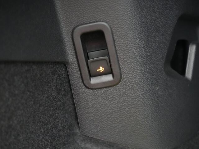 Volkswagen GOLF 1.4 eHybrid Style Plug In Hybrid 204pk Dealer O.H. PHEV | Trekhaak Af Fabriek | Panodak | Adaptive Cruise | IQ Light | Alcantara Sportstoelen Massage & Memory | Apple Carplay | Stoelen & Stuur Vewarmd | Blis | DAB |