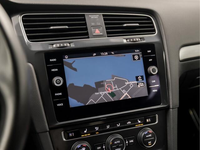 Volkswagen GOLF 1.0 TSI Sportline Automaat (APPLE CARPLAY, GROOT NAVI, CAMERA, CLIMATE, STOELVERWARMING, SPORTSTOELEN, ADAPTIVE CRUISE, PARKEERSENSOREN, GETINT GLAS, NIEUWSTAAT)