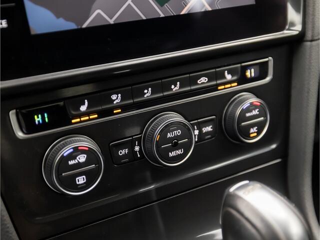 Volkswagen GOLF 1.0 TSI Sportline Automaat (APPLE CARPLAY, GROOT NAVI, CAMERA, CLIMATE, STOELVERWARMING, SPORTSTOELEN, ADAPTIVE CRUISE, PARKEERSENSOREN, GETINT GLAS, NIEUWSTAAT)