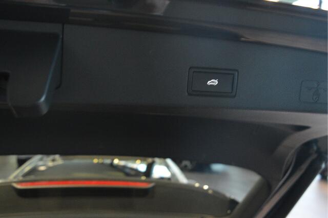 Volkswagen GOLF 1.5 eTSI 3X R-LINE navi pano camera trekhaak 18 inch 150 pk !!