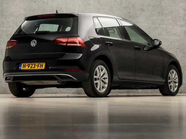 Volkswagen GOLF 1.0 TSI Highline Sportline Automaat (APPLE CARPLAY, GROOT NAVI, STOELVERWARMING, GETINT GLAS, ALCANTARA, ADAPTIVE CRUISE, SPORTSTOELEN, LM VELGEN, PARKEERSENSOREN, NIEUWSTAAT)