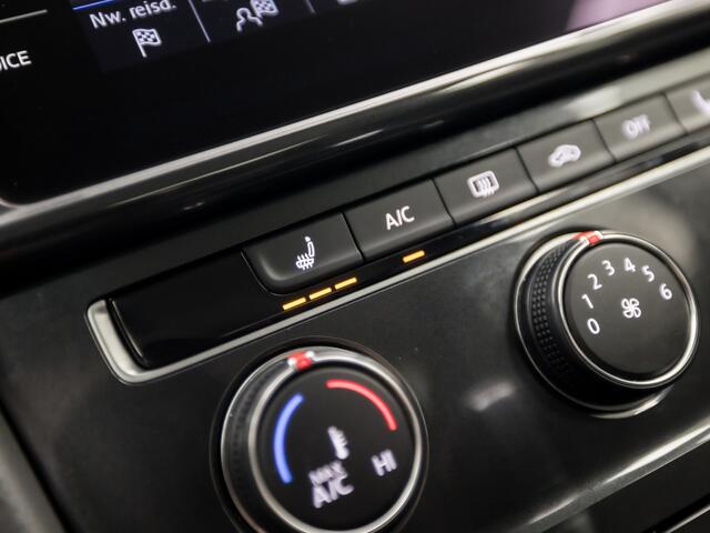 Volkswagen GOLF 1.0 TSI Highline Sportline Automaat (APPLE CARPLAY, GROOT NAVI, STOELVERWARMING, GETINT GLAS, ALCANTARA, ADAPTIVE CRUISE, SPORTSTOELEN, LM VELGEN, PARKEERSENSOREN, NIEUWSTAAT)