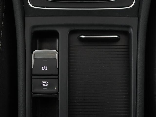 Volkswagen GOLF 1.0 TSI Comfortline Business | Panoramadak | Trekhaak | Stoelverwarming | Full LED | Camera | Park Assist | Carplay | Navigatie | Adaptive cruise | DAB | Massage | Climate control