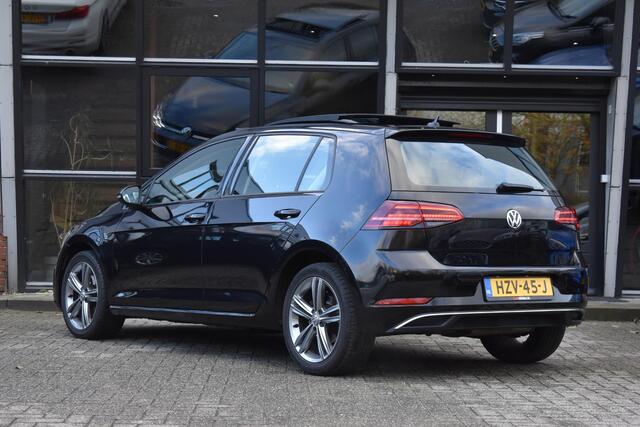Volkswagen GOLF 1.6 TDI Highline Business R Pano ACC Lane Elekstoel