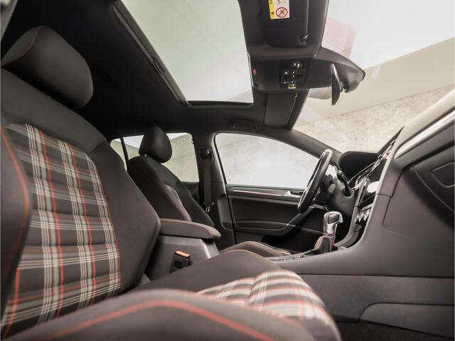 Volkswagen GOLF 2.0 TSI GTI Performance 245Pk Automaat (SCHUIFDAK, VIRTUAL COCKPIT, APPLE CARPLAY, KEYLESS, STOELVERWARMING, DYNAUDIO, CAMERA, MODE KNOP, ADAPTIVE CRUISE, NIEUWSTAAT)