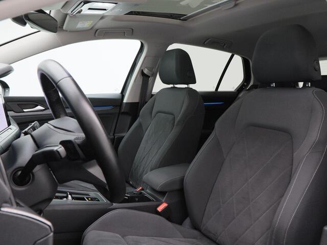 Volkswagen GOLF 1.5 eTSi 150 Pk Automaat Style | Panoramadak | Trekhaak | Camera | Ergo Active Stoelen | Winterpakket | Head-Up | 68.514 Km!!