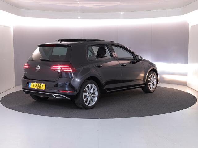 Volkswagen GOLF 1.0 TSI Highline 115 pk | Navigatie | Panoramadak | Parkeersensoren (Park assist) | Achteruitrijcamera | LED koplampen | Stoelverwarming |