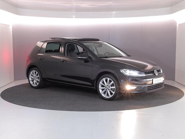 Volkswagen GOLF 1.0 TSI Highline 115 pk | Navigatie | Panoramadak | Parkeersensoren (Park assist) | Achteruitrijcamera | LED koplampen | Stoelverwarming |