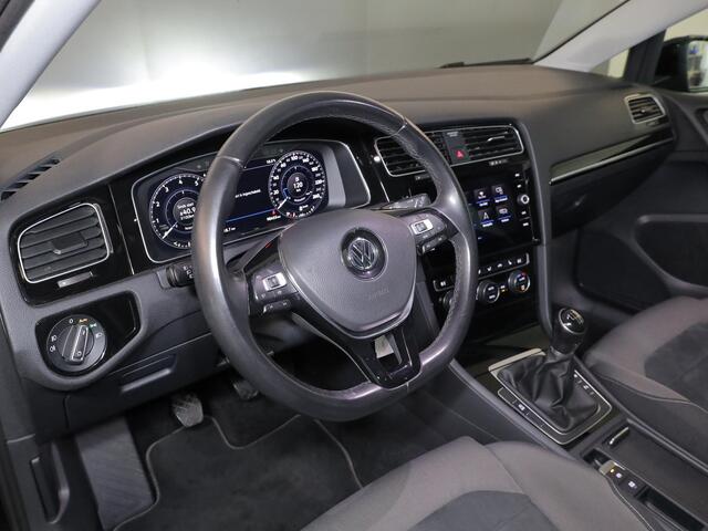 Volkswagen GOLF 1.0 TSI Highline 115 pk | Navigatie | Panoramadak | Parkeersensoren (Park assist) | Achteruitrijcamera | LED koplampen | Stoelverwarming |