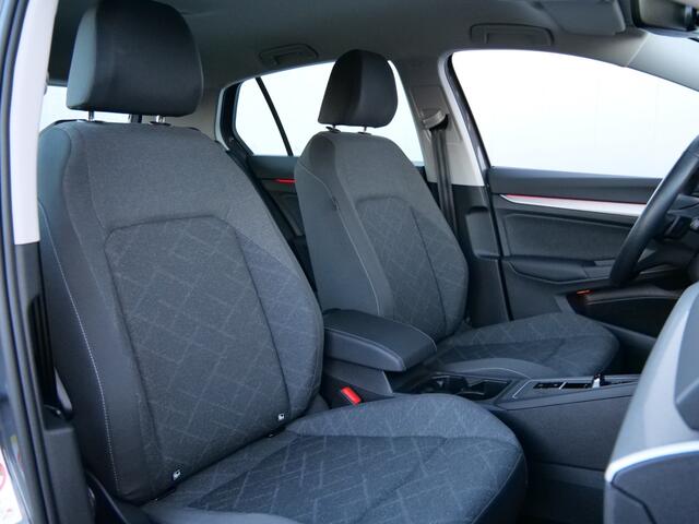 Volkswagen GOLF 1.0 eTSI Life Business 111 Pk Automaat Navigatie / Apple Carplay / DAB / Camera