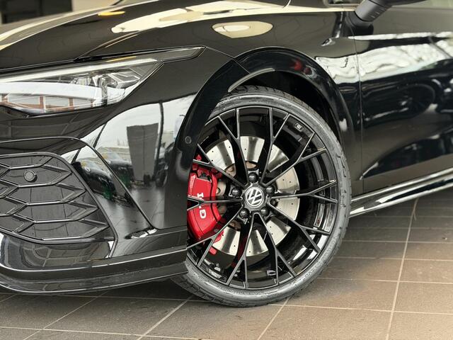 Volkswagen GOLF 2.0 TSI GTI Clubsport / Akrapovic / Pano / Head-up