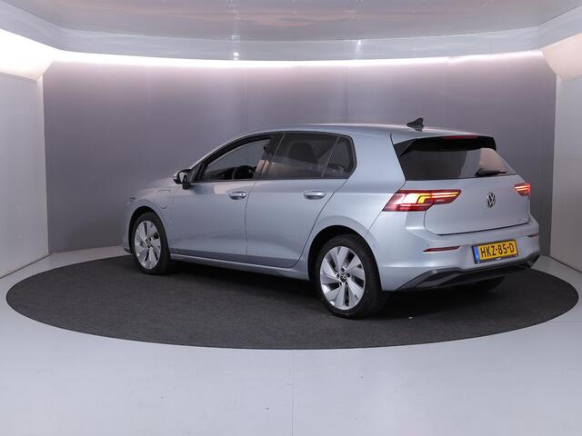 Volkswagen GOLF 1.5 eHybrid Life Edition 204 pk Automaat (DSG) | Verlengde garantie | Navigatie via App | Parkeersensoren (Park assist) | Achteruitrijcamera | Adaptieve cruise control |