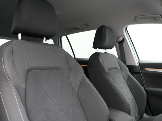 Volkswagen GOLF Variant 1.5 TSI 131pk Dealer O.H. | Adaptive Cruise | Camera | Alcantara Sportstoelen Verwarmd | IQ Light | Stuurverwaming | Sfeerverlichting | Parkassist | Apple Carplay |