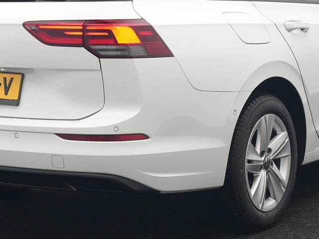 Volkswagen GOLF Variant 1.5 TSI 131pk Dealer O.H. | Adaptive Cruise | Camera | Alcantara Sportstoelen Verwarmd | IQ Light | Stuurverwaming | Sfeerverlichting | Parkassist | Apple Carplay |